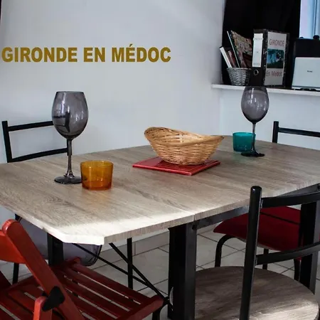 Bureau Lesparre-medoc, Les Pins Apartment
